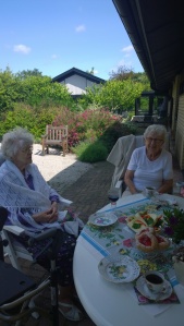 Mors 94-åriga väninna Martha på besök i Oxie